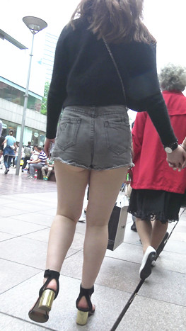 丰腴灰色热裤