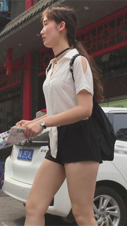 背着包包的黑色小月牙妹子