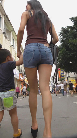 牛仔热裤长腿美妇