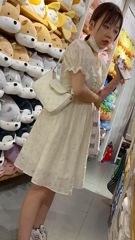 白色连衣裙美女
