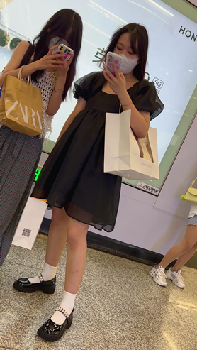 黑色连衣裙美女