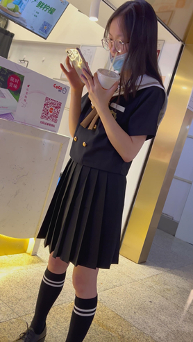 黑色百褶裙妹子