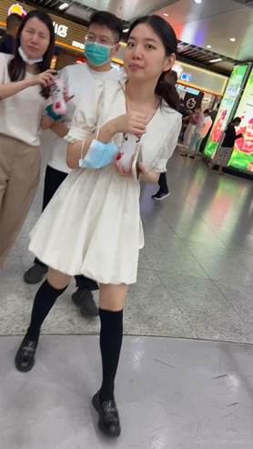 白裙美女