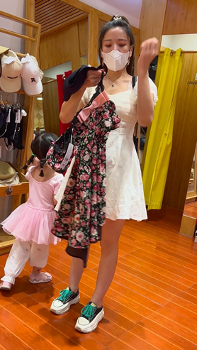 挑衣服的美女