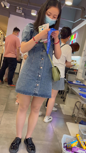 牛仔裙美女