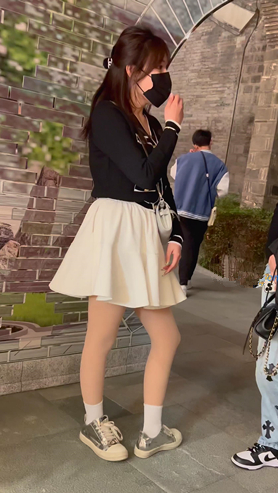 白裙肉丝美女