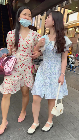逛街的姐妹