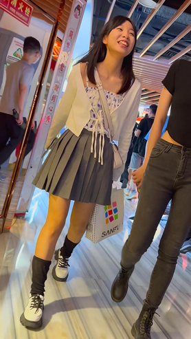 灰色百褶裙小姐姐
