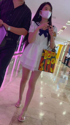 白裙小姐姐