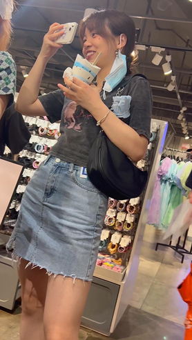 漂亮的牛仔裙女孩