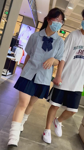百褶裙妹子