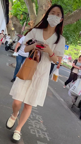 白色连衣裙美女