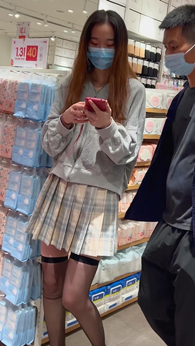 百褶裙小姐姐