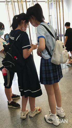 百褶裙妹子
