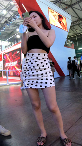 斑点裙美女
