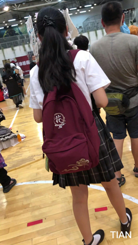 百褶裙妹子