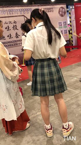 百褶裙妹子