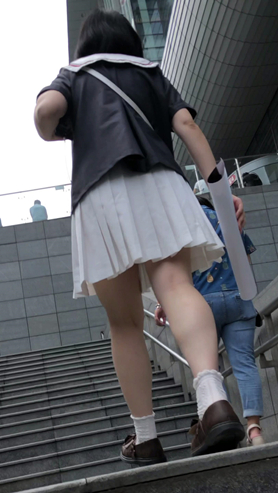 白色百褶裙妹子