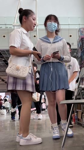 百褶裙妹子