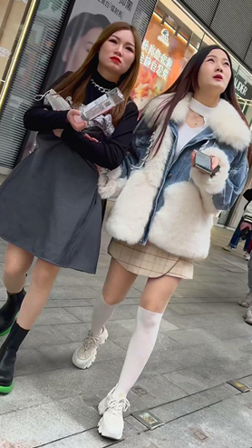 逛街的美女