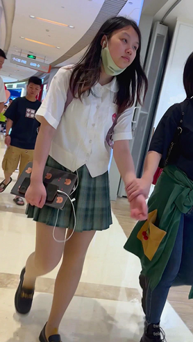 百褶裙妹子