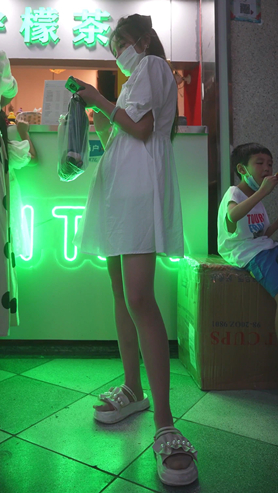 白色连衣裙小姐姐