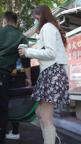 打车的美女