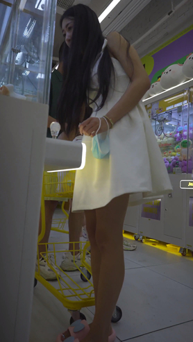 白色连衣裙美女