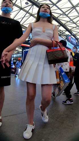 白裙美女