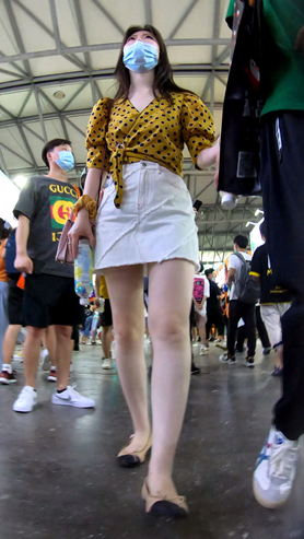 白裙美女
