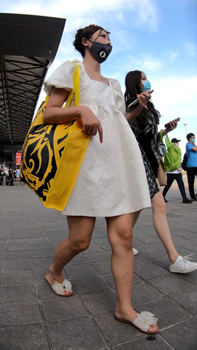 漂亮的白裙美女