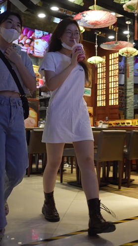 喝奶茶的美女