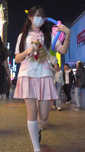 可爱的粉裙美女