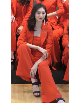 4k-霸气女王范红衣极品车展靓模