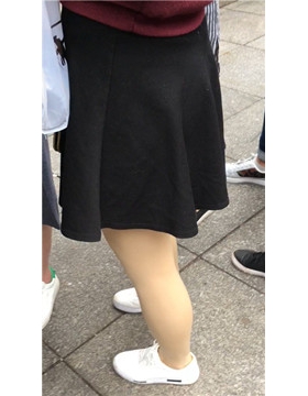 街拍丝袜美腿短裙青春学生妹