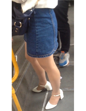 公交车偶遇丝足牛仔裙美眉