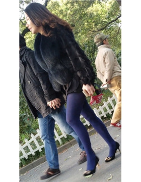 4k超清，街拍公园游玩的蓝色丝袜美妇
