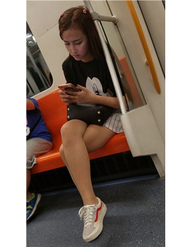4k超清，地铁玩手机入迷的美腿娇小可爱气质美眉