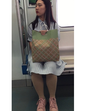 有点小忧郁的文艺小清新美眉