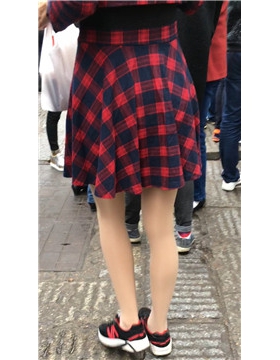 街拍肉丝美腿运动鞋连衣裙美女
