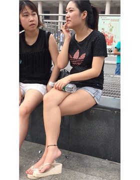 街拍青春甜美牛仔热裤松糕鞋气质美腿美女