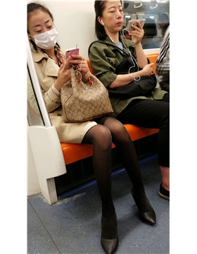4k超清，地铁拍摄小清新美女，苗条美腿黑丝袜闪闪发亮