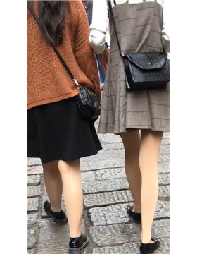 跟拍两位苗条细腿短裙丝袜妹纸
