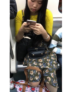 地铁街拍花裙清纯气质美眉