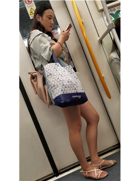 4k视频，地铁车厢街拍美腿热裤小姑娘