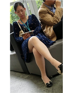 4k视频，丝袜大长腿碎花连衣裙美女，这个角度显腿长