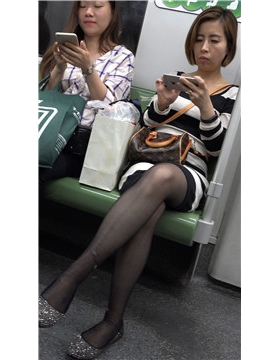4k视频，美女的黑丝袜破了谁能给新买一双