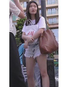 街拍超短碎边热裤运动鞋青春妹子 [576 MB]