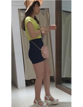 服装店试衣服的黄T恤美臀性感包臀裙美女 [1.28 GB]