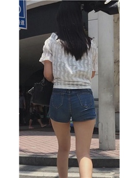 街拍紧身牛仔热裤美腿美眉 [365 MB]